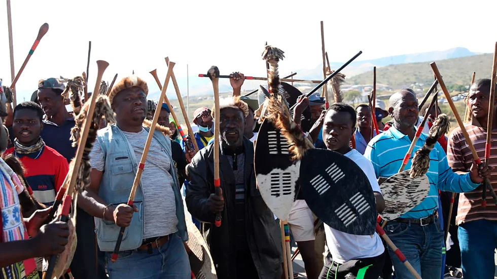 Anhängare till Sydafrikas förre president Jacob Zuma började redan tidigare i veckan samlas utanför Zumas hem för att protestera mot det 15 månader långa fängelsestraff han dömts till. Arkivbild från 1 juli.