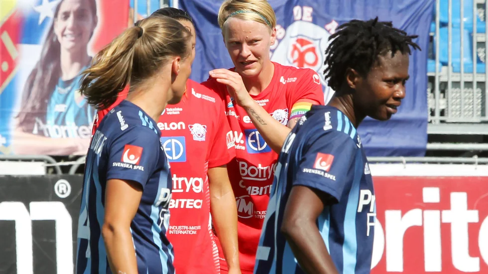 Nilla Fischer i samspråk med Emma Lennartsson före en hörna mot Djurgården. LFC fortsätter att kryssa sig fram i allsvenskan.