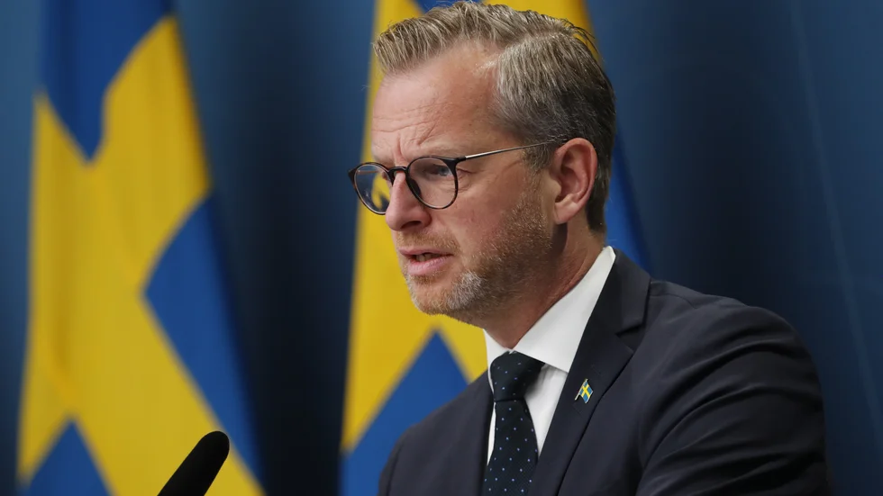 Inrikesminister Mikael Damberg har slitit hårt för att regeringen ska komma ifatt och förbi gangstrarnas järngrepp om delar av samhället. Veckans regeringsbildning kan bli ett bakslag. 