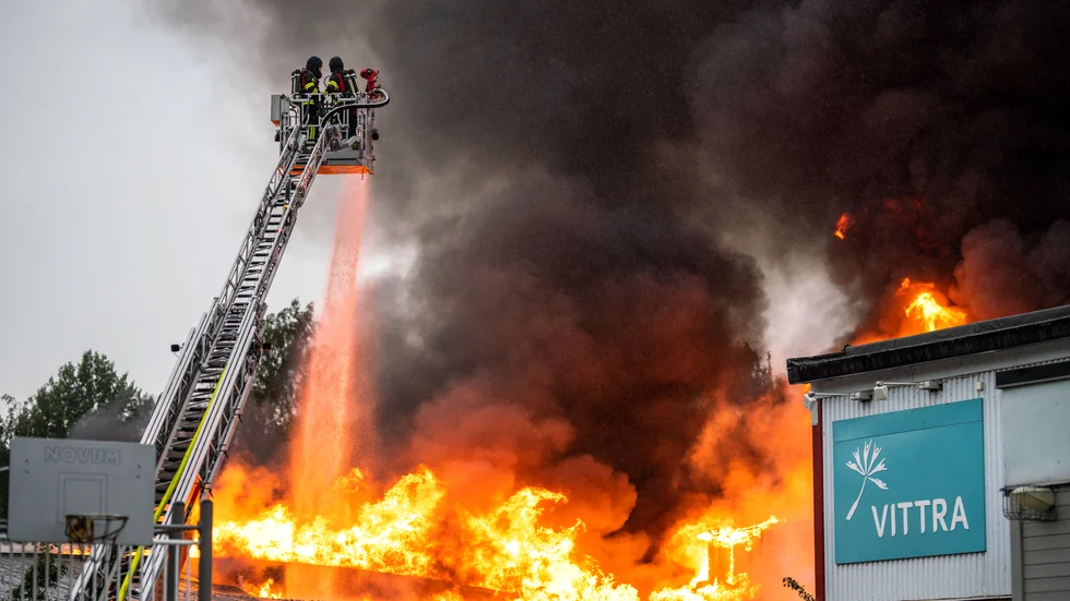 7 juli 2021. Omkring 30 personer från räddningstjänsten jobbade med släckningsarbetet av Vittra Kungshagen.