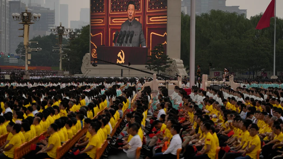 Kinas president Xi Jinping talar på Himmelska fridens torg.