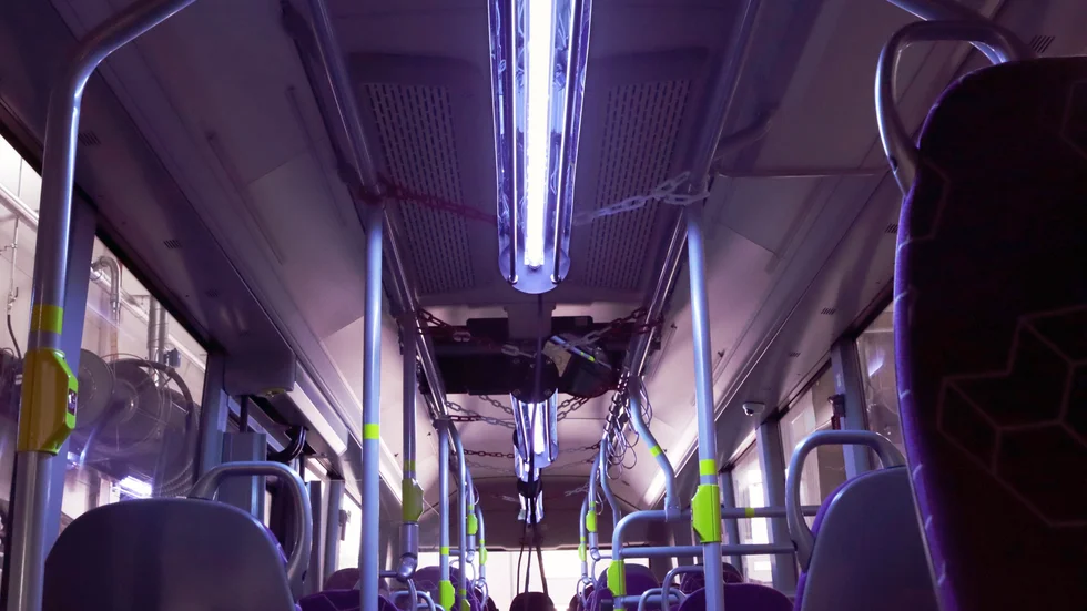 Den lösning som ska testas hos Skellefteå buss är att man vid varje städning hänger upp lysrör i bussens tak som sprider UVC-ljus.