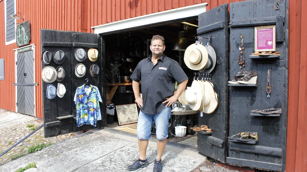 Arkivbild. Erikshjälpens butikschef Joakim Ragnar framför sommarbutiken.