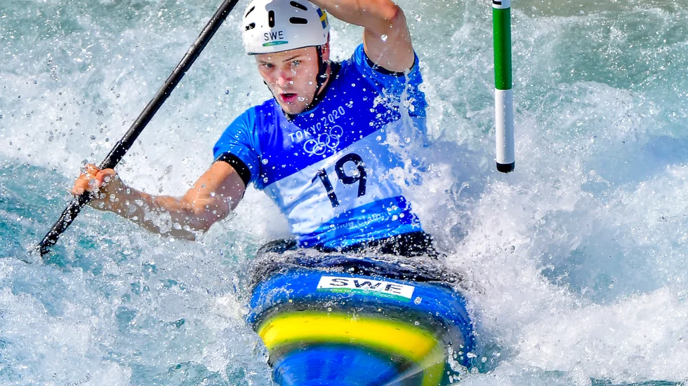 Erik Holmer tog de tuffa linjerna som han ska men det såg länge lite skakigt ut och med två islag i det första åket är semifinalen inte helt klar.