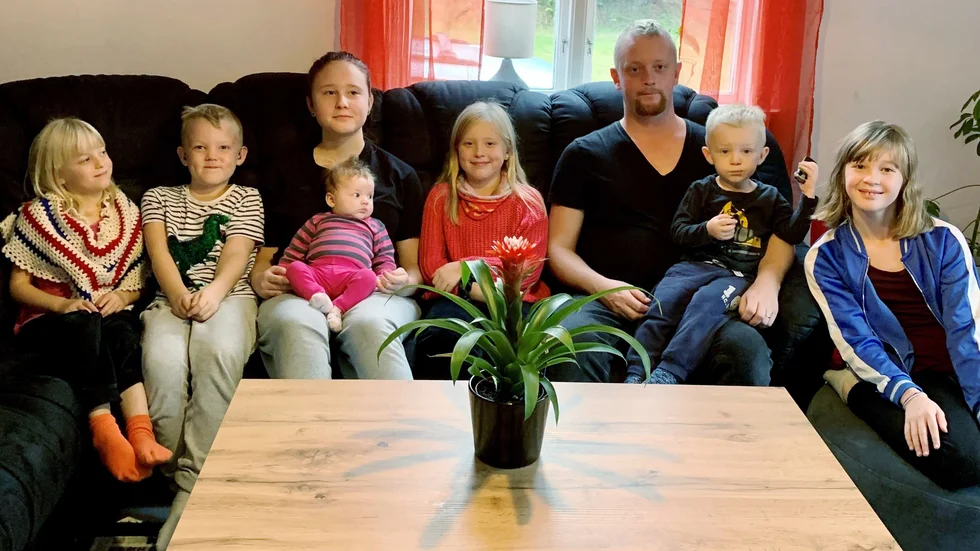 Hela familjen, bortsett från mamma Camilla, samlad hemma i soffan. Fr v Wilma, Lucas, Amanda, Linnea, Wendela, pappa Jhonny, Linus och Matilda.