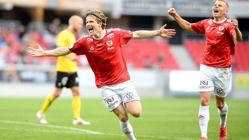 Kalmars Oliver Berg jublar över sitt 1-0 mål.