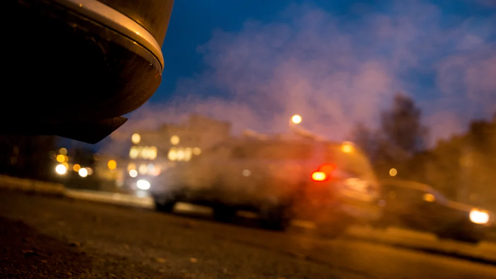 Insändarskribenten håller inte med regeringens utredare om att klimatmålet för inrikes transporter bör slopas.