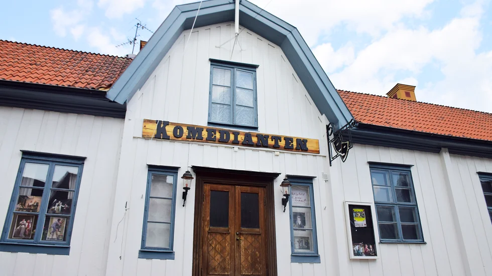Huset på Storgatan 25 har en historia som sträcker sig bakåt till 1821. Till största delen har huset använts som apotek men här har också en guldsmed, en mejeriförening och Frälsningsarmén huserat. 