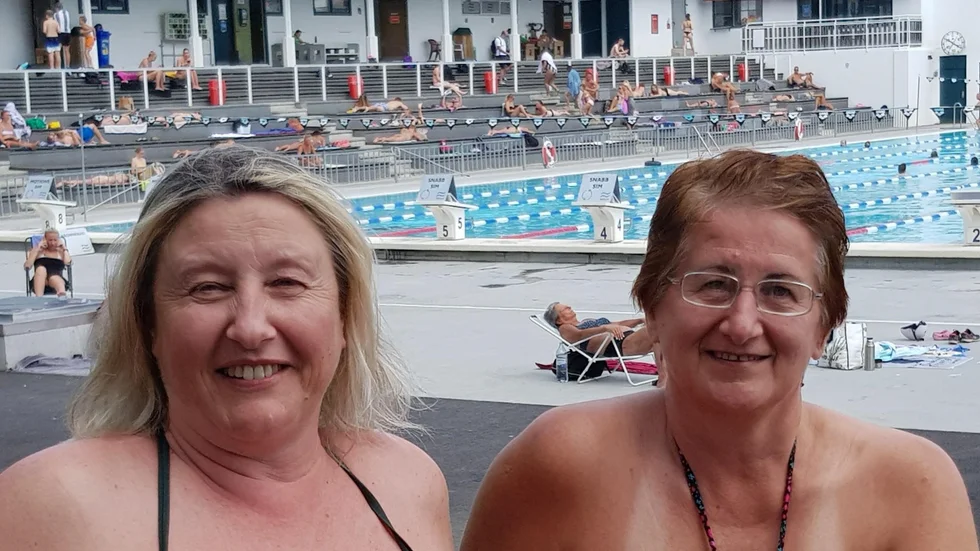 Julia Zukanovic och Sladjana Trajkovic är vänner och kommer till Tinnis varje dag om det är varmt. Och det har de båda gjort i 22 år.

– För oss som bor i lägenheter är en sådan plats mitt i stan räddning. 