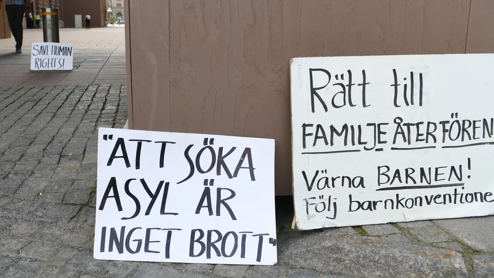 När riksdagen debatterade och beslutade om den nya asyl- och migrationslagen demonstrerade kritiker mot lagen utanför riksdagshuset.