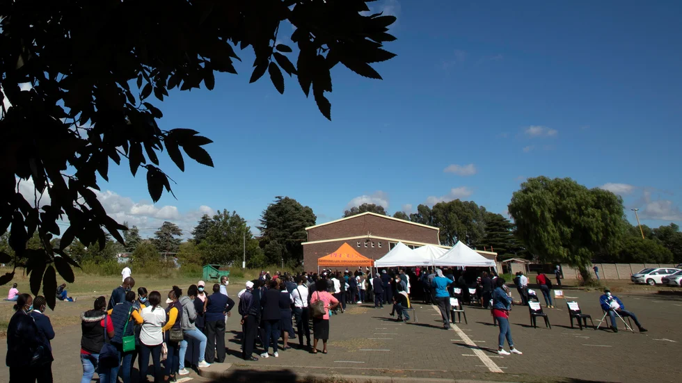 Kö för vaccinering i Johannesburg i Sydafrika. Arkivbild.