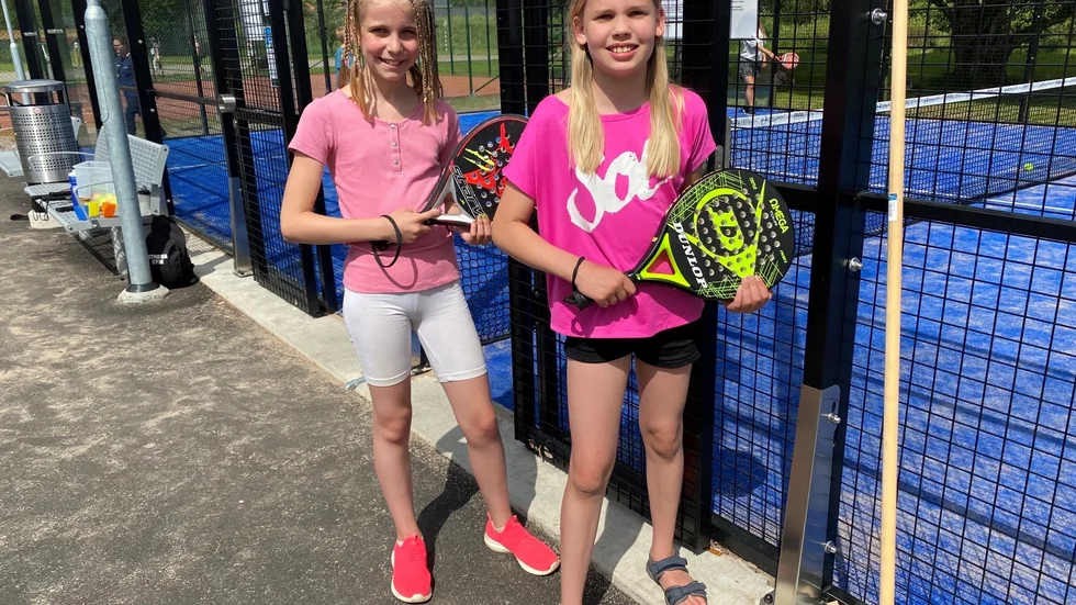 Ellen Lindfors och Linn Lundgren har deltagit på Tierps kommuns padelträningar de senaste veckorna. Båda gillar sporten och tycker det är bra att ha något att göra på sommarlovet.