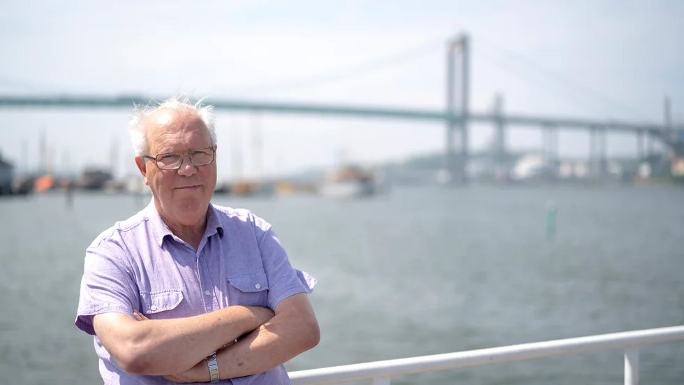 Klas Bernhard Johansson kräver skadestånd av Norrköpings kommun och Stockholms stad, för bristande tillsyn när han omhändertogs och placerades i fosterhem på 50-talet.