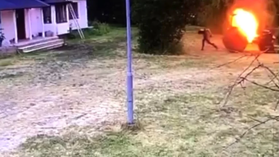 Mannens flykt från den brinnande traktorn fångades av övervakningskameror.