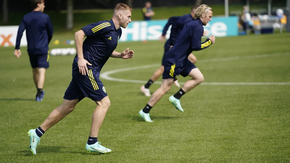 Dejan Kulusevski under landslagets träning i Göteborg inför fredagens match mot Slovakien. Till höger Emil Forsberg.