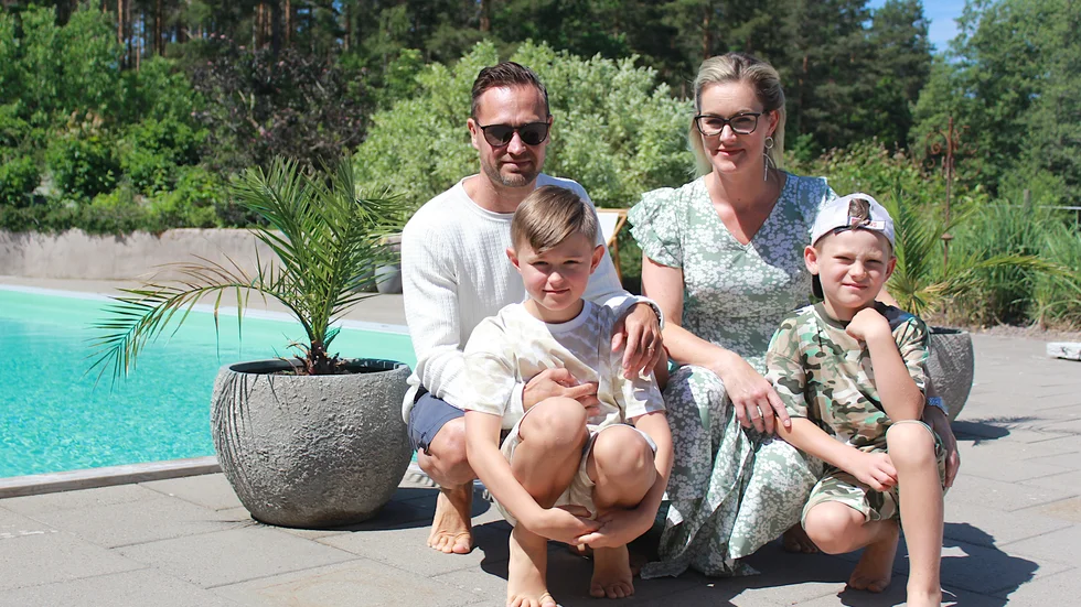 Henrik Lagergren och Hanna Ankarberg Lagergren, med barnen Ruben och August, trivs bra hemma, men saknar den sociala biten, att kunna umgås med vänner och familjen som vanligt igen. De har att se fram emot musikalen La Vie en Rose, som flyttats fram tre gånger och som är tänkt att sättas upp i oktober.