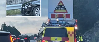 Singelolycka på E4: "Okänd anledning gått in i vägräcket"