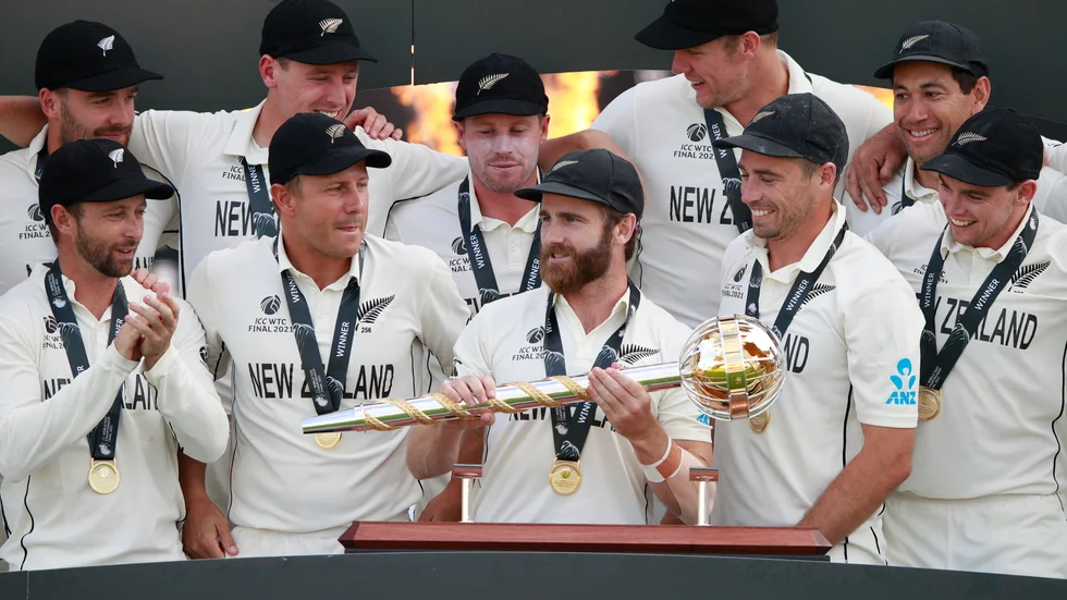 New Zeelands lagkapten Kane Williamson med den helt nya VM-pokalen.