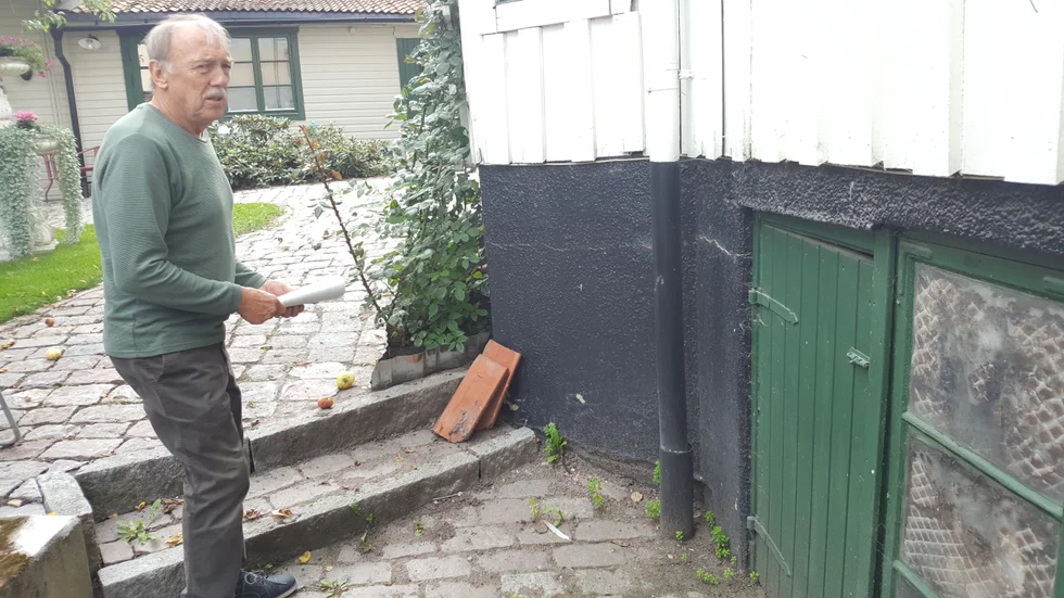 Bertil Dolk äger fastigheterna i kvarteret Vega 9 vid torget i Gamleby. Han har upptäckt sprickor i grunden som uppstått nyligen och som han menar beror på att tung trafik kör förbi.

