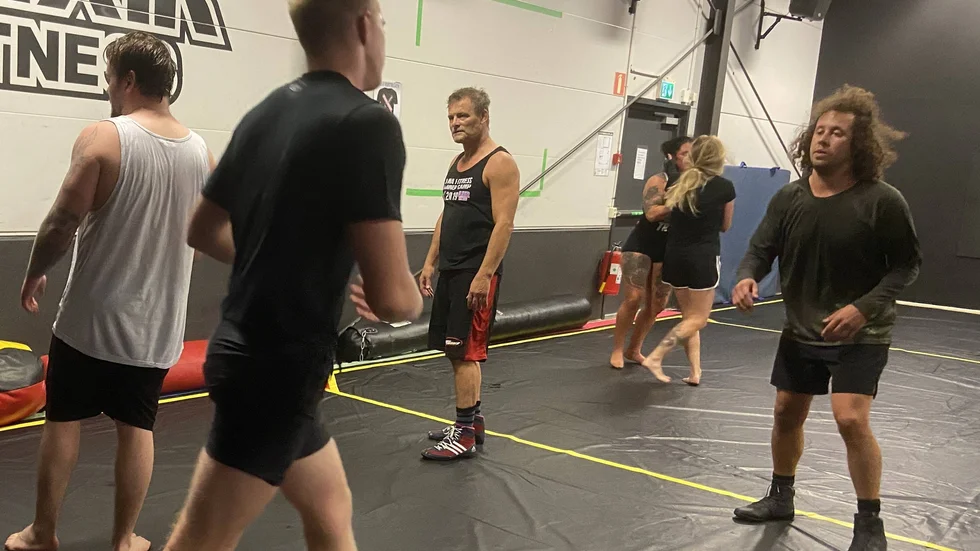 I en del av Elexirs stora lokalen i Pål Ljungshage huserar Team Escalate. Under torsdagspasset var det full fart på alla mattor. Här tränar Ulf Silverbern brottarna.