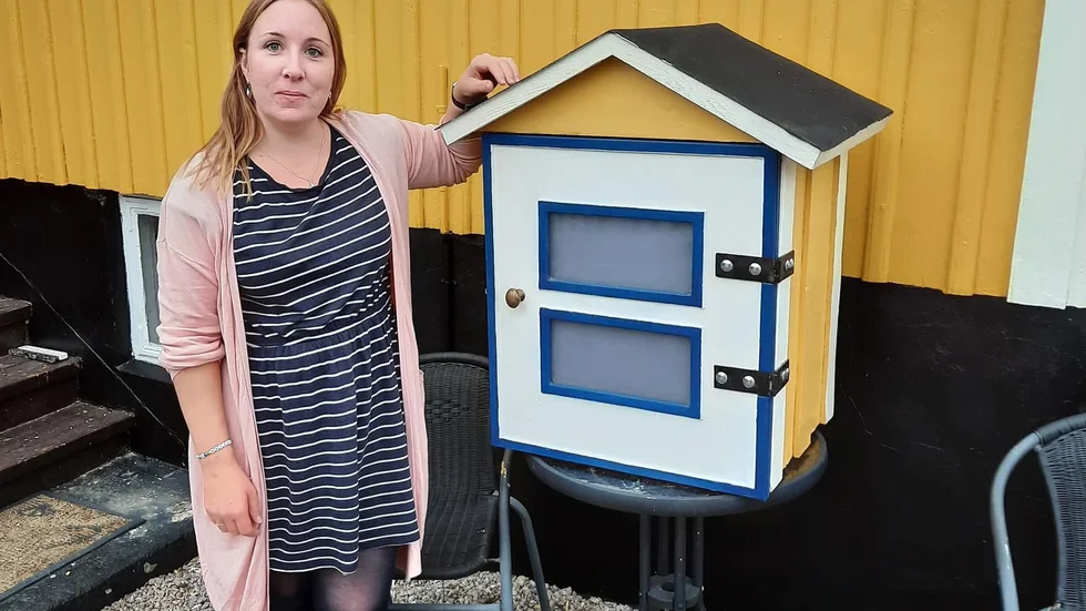 Emma Karlsson vid det nya bokbytarskåpet.