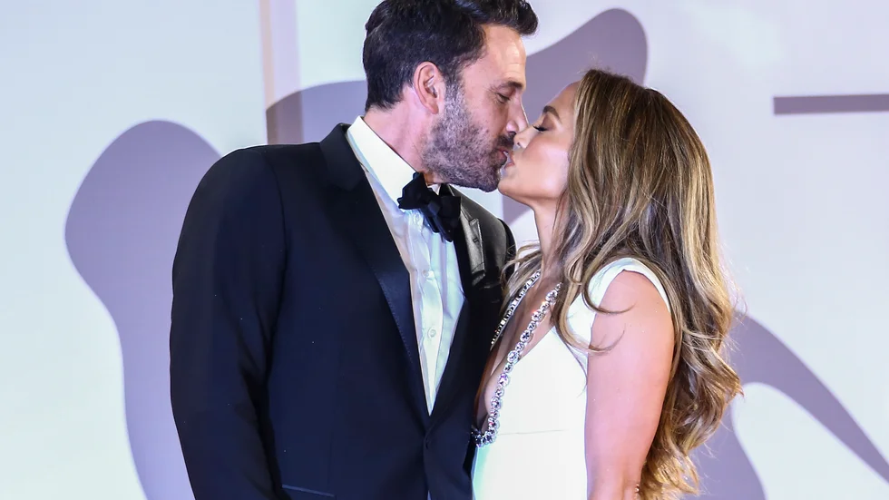 Jennifer Lopez och Ben Affleck kysstes på röda mattan när de anlände till premiären av hans nya film "The last duel" i Venedig.