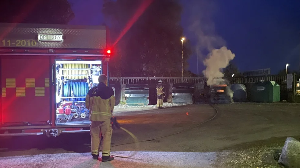 Det började brinna i en återvinningscontainer på Notviken under fredagskvällen. Polisen misstänker att branden var anlagd. 