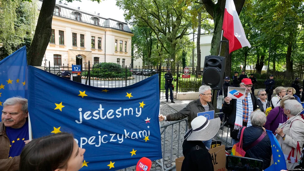 Polska aktivister protesterar utanför författningsdomstolen i Warszawa. Arkivbild.