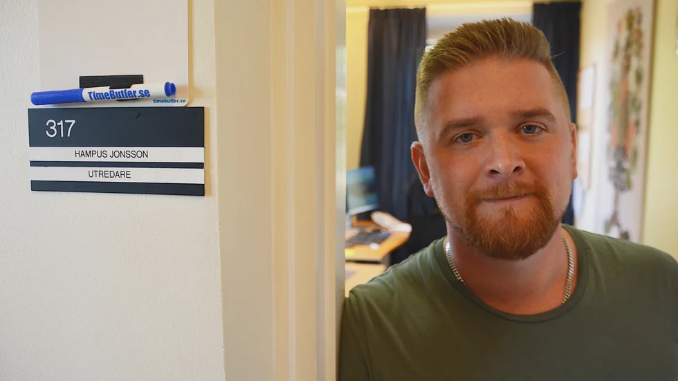 Hampus Jonsson visste tidigt att han ville bli polis. Under sin utredningspraktik blev han fast beslutsam att han ville bli just utredande polis. På måndagen började han sin nya tjänst på avdelningen grova brott, placerad på polisstationen i Vimmerby.