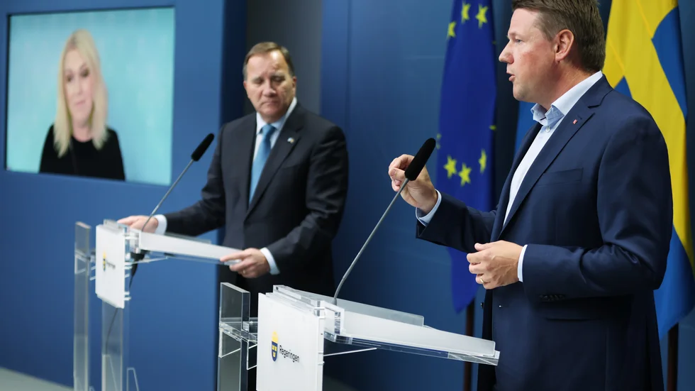 Statsminister Stefan Löfven (S) och Kommunals ordförande Tobias Baudin vid torsdagens pressträff i Rosenbad. Socialminister Lena Hallengren (S) deltar via länk.