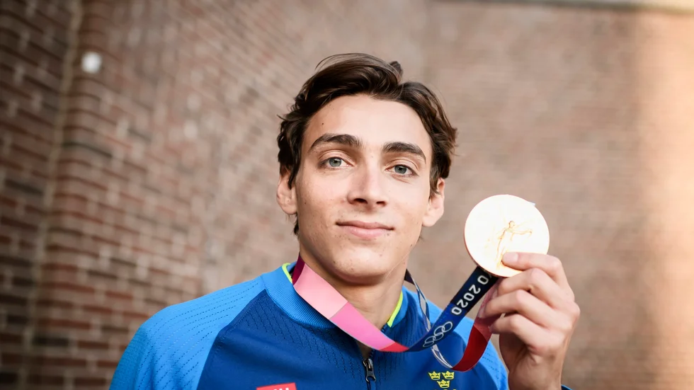Armand Duplantis med guldet från OS i Tokyo.