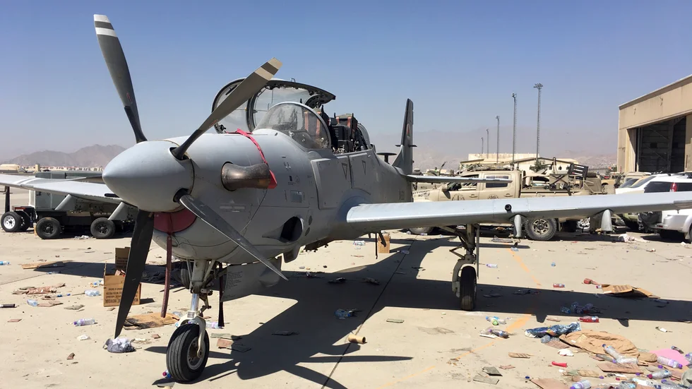 Ett afghanskt militärplan som lämnats kvar på flygplatsen i Kabul. Arkivbild.