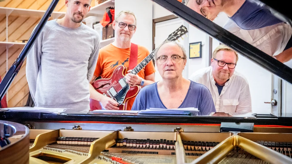 Under den jazziga bygdegårdsturnén kommer Josef Karnebäck att spela bas, Niklas Höglind gitarr, Lars Jansson hittar ni vid pianot och Kristofer Johansson på slagverk.