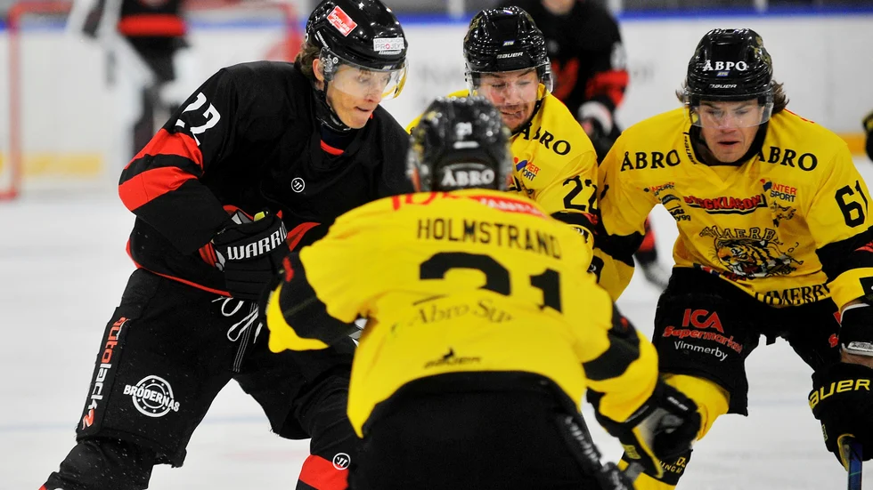 Olle Hellström i en träningsmatch försäsongen. Backen skadade sig i den femte seriematchen i mitten av oktober. Nu är han äntligen tillbaka.