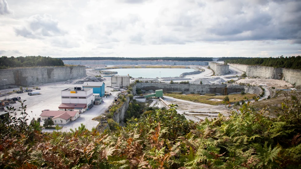 "Bo Olofsson, professor i geologi som kritiserat Cementa i många olika frågor, säger i en intervju i Svenska Dagbladet att påståendet att Cementas verksamhet hotar hela Gotlands grundvatten är befängt."