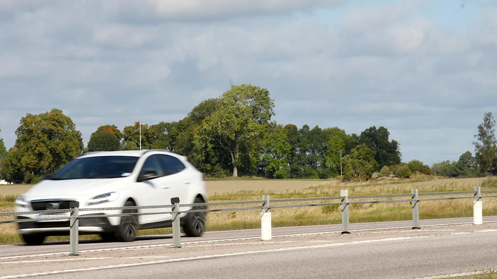Tillståndsprocessen rullar sakta vidare för ombyggnaden av 55:an till mötesfri landsväg mellan Enköping och Uppsala. Miljökonsekvensbeskrivningen för sträckan Enköping-Litslena har godkänts av länsstyrelsen.
