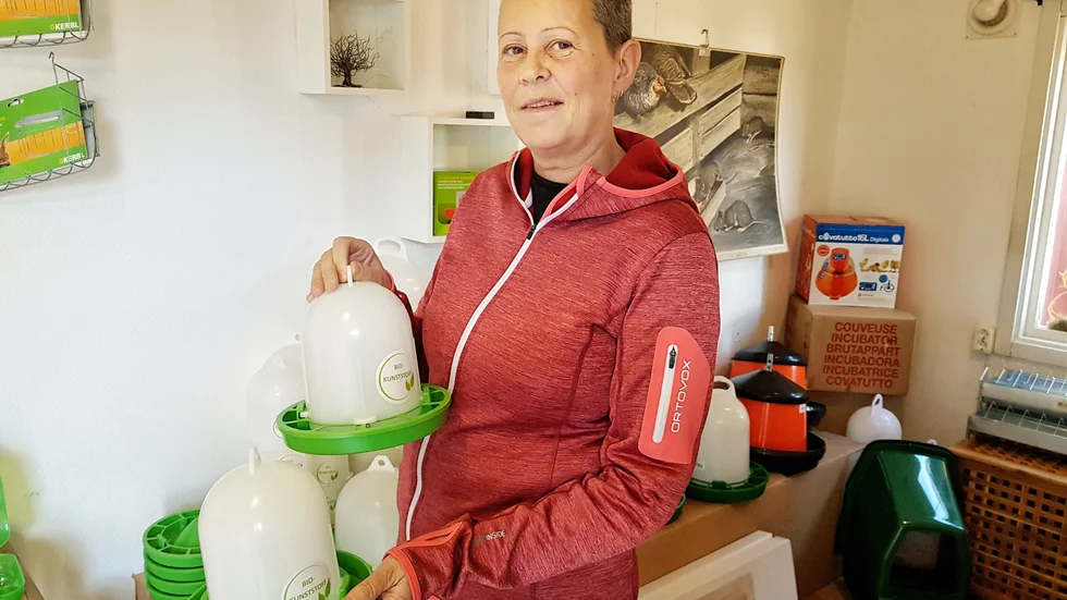 Det nystartade företaget Småbruksboden i Svensbyn riktar sig till dem som är intresserade av självhushåll och småskalig djurhållning. "Jag hoppas kunna vara den lite mer personliga försäljaren", säger Annika Lidström.