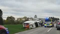 Lastbil lastad med ägg välte av vägen vid trafikolycka