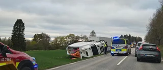 Lastbil lastad med ägg välte av vägen på 35:an