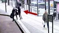 BILDERNA: Här attackerar 18-åringen en okänd man på resecentrum