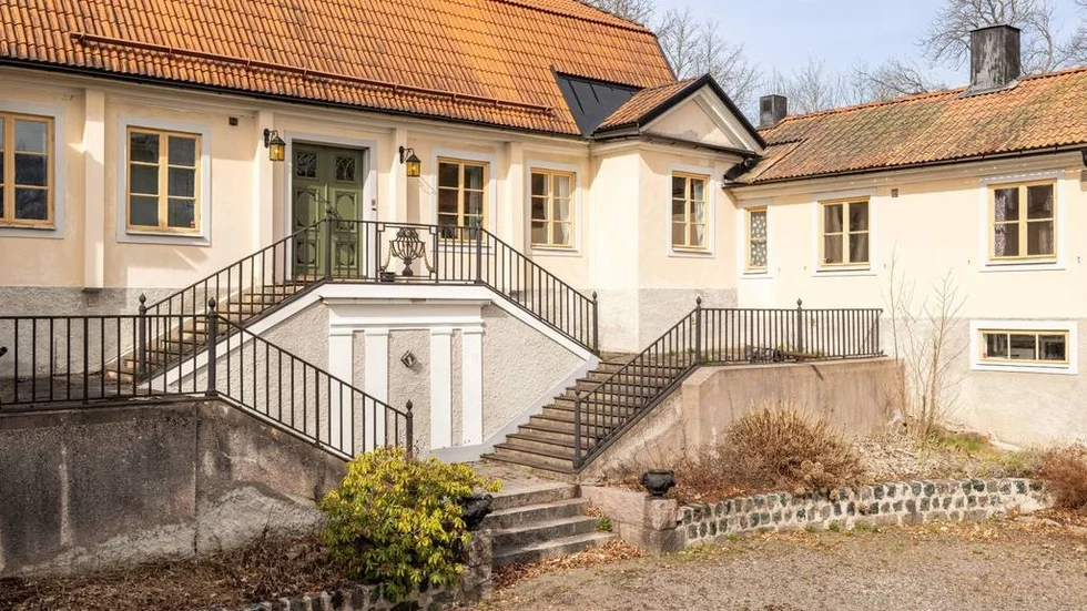 Bruksherrgården renoverades på 30-talet och bland annat var formgivaren Josef Frank inblandad.