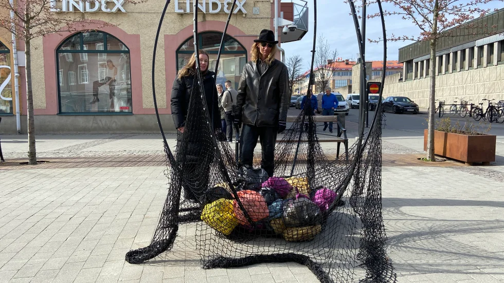 Josefin Krakowski och konstnären Victor Rundgren framför pås(k)ägget på Gyllenhjelmstorget.