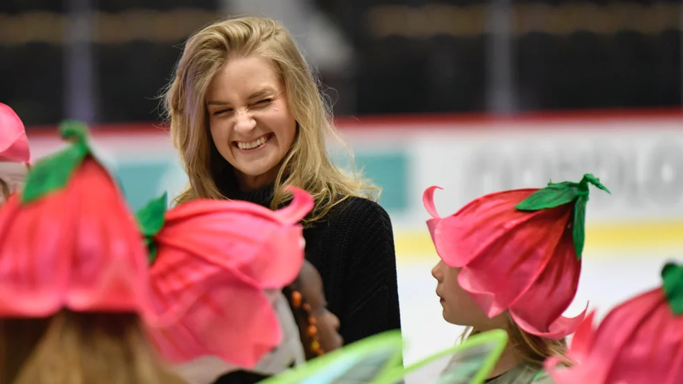 Melina Lundström trivs med barn och att hjälpa dem att utvecklas inom konståkningen. 