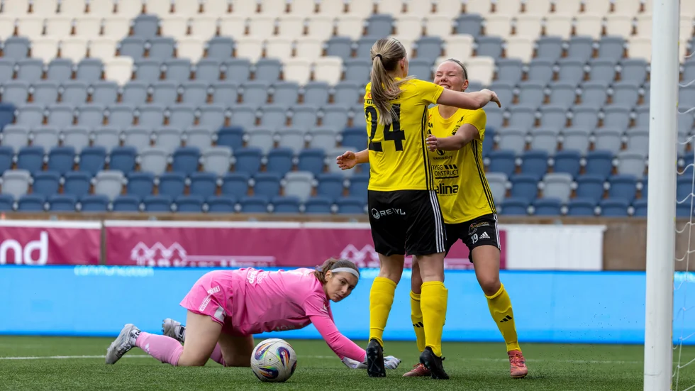 Klara Schotte kramas om efter sitt 2-1-mål mot Uppsala. 