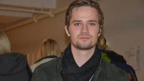 TVEKSAM TILL MODULERNA. Isak Västerbo från Gävle hann bo i sin studentlägenhet på Klintvägen i cirka 1,5 veckor innan huset brann ned. Nu har han goda chanser att få hyra en av modulerna på Bergviken men han tvekar. "Det lutar åt att jag hyr en husvagn", säger han.