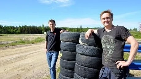 HEMMAHOPP.Viktor Johansson och Jonas Östman ses båda som outsiders inför SM-tävlingarna i Älvsbyn som drar i gång på lördag. Men båda kör på sin hemmabana och den fördelen kan betyda en hel del och det kan kanske räcka hela vägen till pallen eller rent av seger för dem.