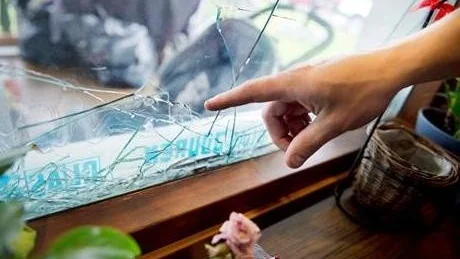 BRÖT SIG IN. Tjuvarna bröt sig in i villan i Trångfors via altandörren. Men först krossade de ett fönster.
