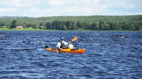 42 KILOMETER. Tapani Hyysalo paddlade sträckan mellan Svanstein och Ylitornio. En av totalt sju etapper som går under midnattssolspaddlingen.