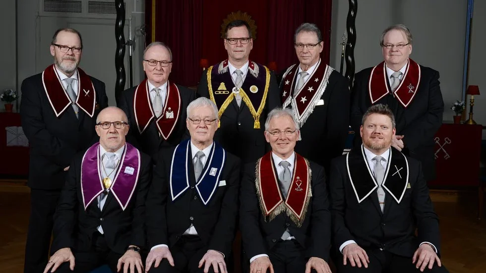 Ämbetsmännen. Övre raden från vänster: finanssekreterare Lars Wäppling, protokollsekreterare Torkel Westerlund, installator/distriktsstorsire Tommy Sandén, tjänstgörande exövermästare Lennart Marneus, skattmästare Ulf Eriksson.
Nedre raden från vänster: kaplan Leif Johansson, undermästare Gunnar Pettersson, övermästare Gunnar Persson och ceremonimästare Patrik Glantz.