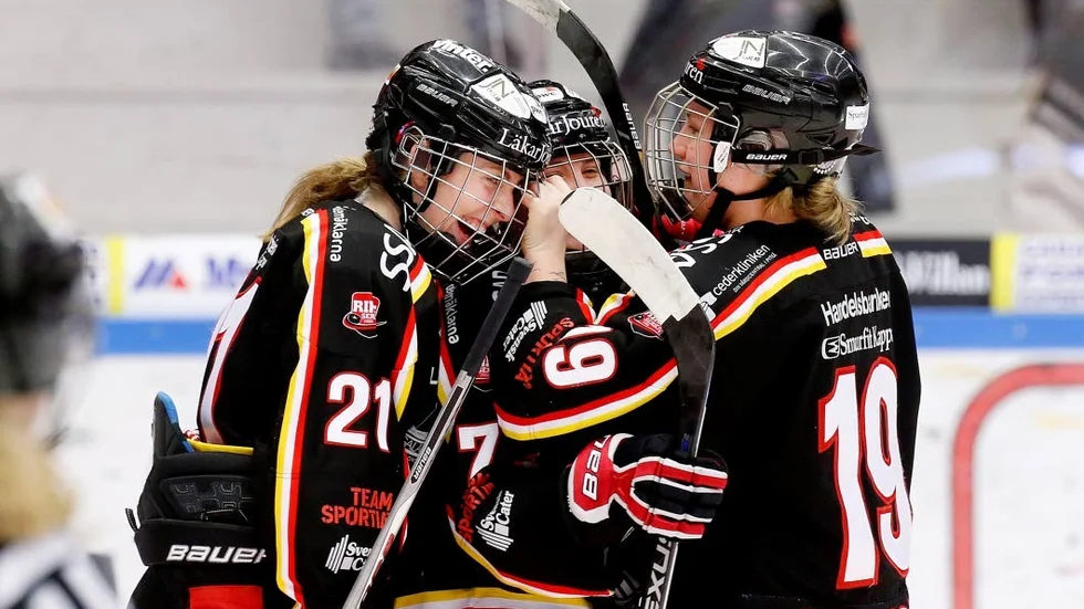 Segerjublet. Lagkapten Emma Eliasson (19) firade tillsammans med lagkamraterna efter avancemanget.